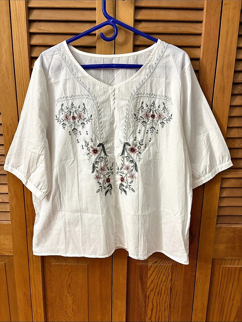 Embroidered Floral Tunic in White Like New